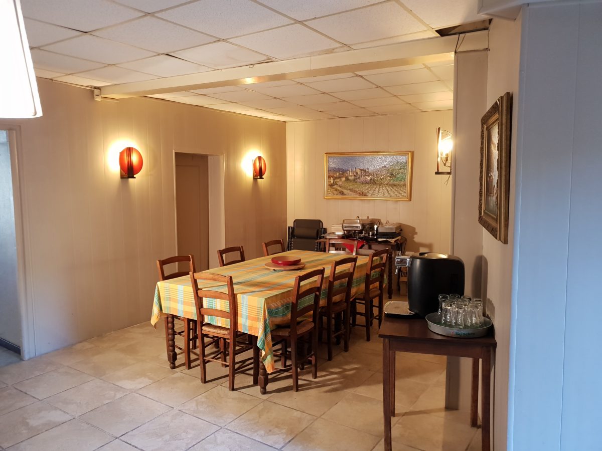 La salle de restaurant - pour manger assis ou installer un buffet